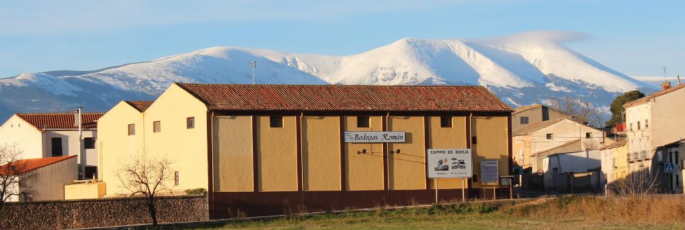 La bodega, en Bulbuente, con la sierra nevada al fondo